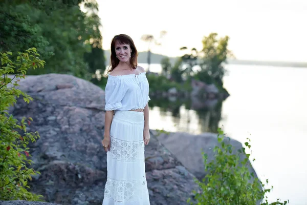 白いドレスを着た女性。危険夢. — ストック写真