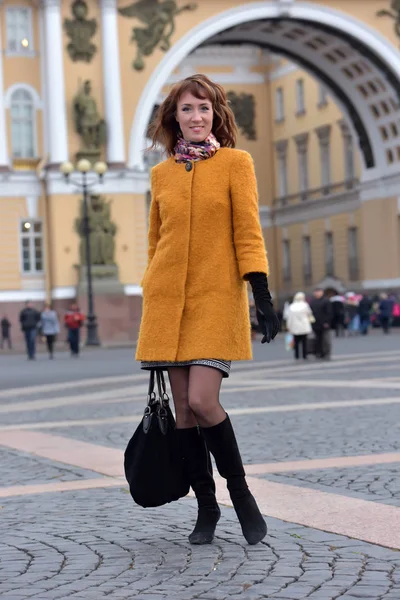 Retrato de una hermosa mujer en un vestido rojo con una bolsa —  Fotos de Stock