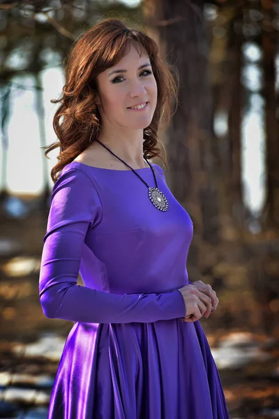 Mulher morena bonita em vestido longo roxo. Elegância, adulto . — Fotografia de Stock