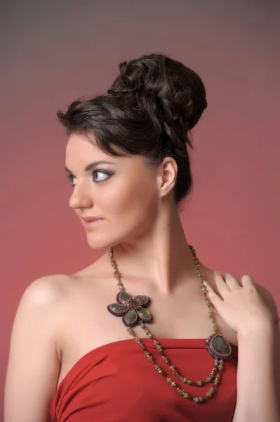 Retrato de uma bela mulher morena com um penteado alto, em — Fotografia de Stock