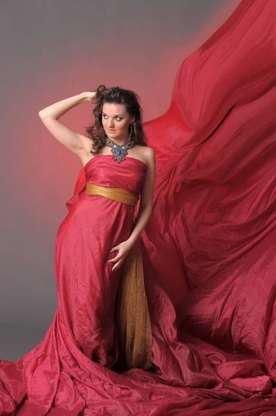 Elegante modello di moda in abito rosso svolazzante — Foto Stock