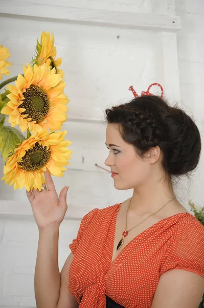 Hermosa joven morena girasoles — Foto de Stock