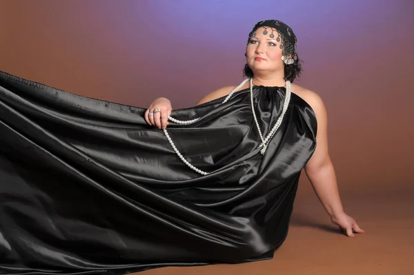 Žena v orientálních róbách v černé s perlami — Stock fotografie