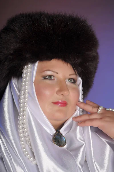 Russische Frau mit Pelzmütze, weißem Schal und Perlen, — Stockfoto
