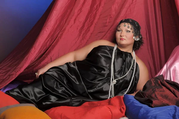 Východní Gurie, dobře krmena žena orientálních šatů, leží — Stock fotografie