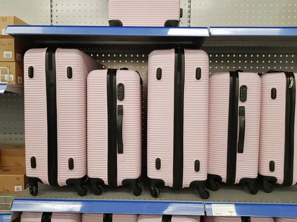 Rosa plastpåsar till försäljning i snabbköpet — Stockfoto