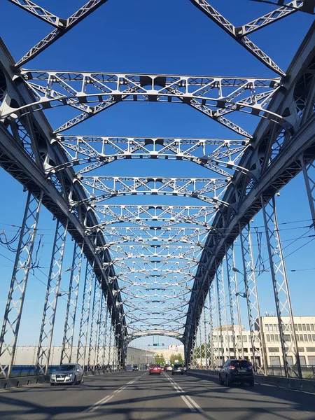 Bolsheokhtinsky brug onder een blauwe hemel-Peter de grote brug — Stockfoto