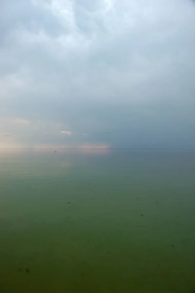 Zee, groen water en horizon met wolken — Stockfoto