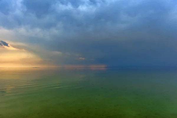 Deniz, yeşil su ve bulutlarla ufuk — Stok fotoğraf