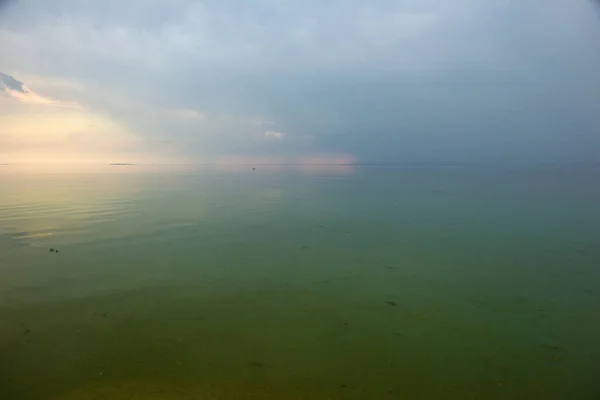 Mar, água verde e horizonte com nuvens — Fotografia de Stock