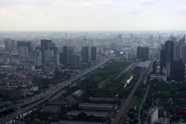 バンコクの街空と雨の前の空からの眺め — ストック写真