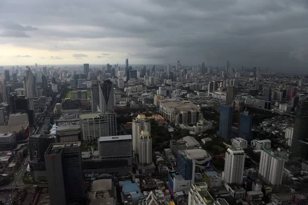 Kilátás a Bangkok ég a város és az ég előtt az eső — Stock Fotó