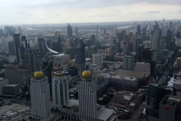 Utsikt från Bangkok Sky av staden och himlen innan regnet — Stockfoto