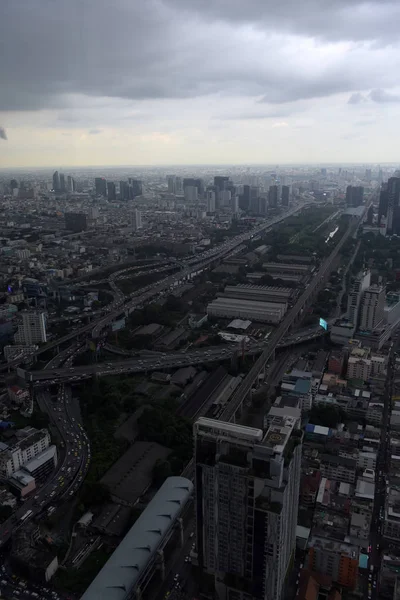 Utsikt från Bangkok Sky av staden och himlen innan regnet — Stockfoto