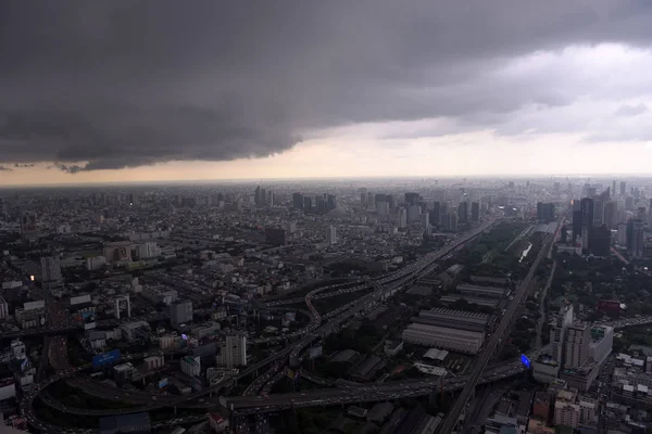 Utsikt från Bangkok Sky av staden och himlen innan regnet — Stockfoto