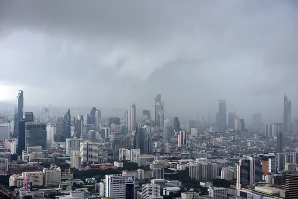 Vista do céu de Bangkok da cidade e do céu antes da chuva — Fotografia de Stock
