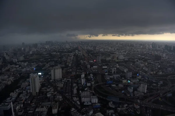 Kilátás a Bangkok ég a város és az ég előtt az eső — Stock Fotó