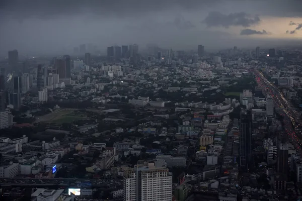 Utsikt från Bangkok Sky av staden och himlen innan regnet — Stockfoto
