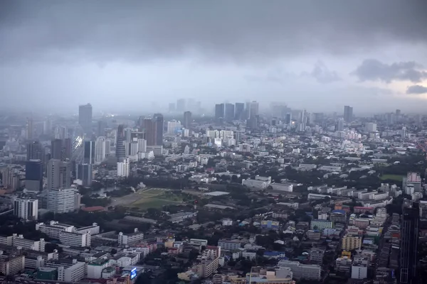 Utsikt från Bangkok Sky av staden och himlen innan regnet — Stockfoto