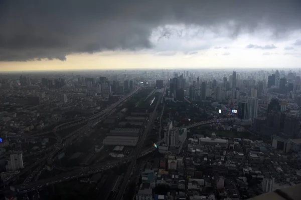 Vista do céu de Bangkok da cidade e do céu antes da chuva — Fotografia de Stock
