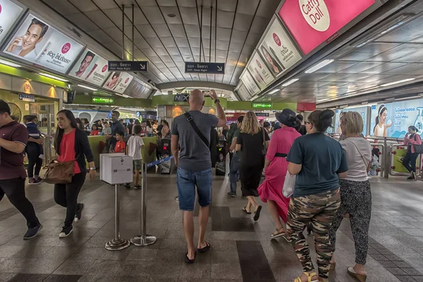 Metro z Kołowroty i automaty biletowe — Zdjęcie stockowe