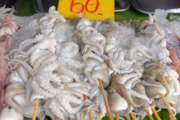 Осьминоги на рынке тайской еды — стоковое фото