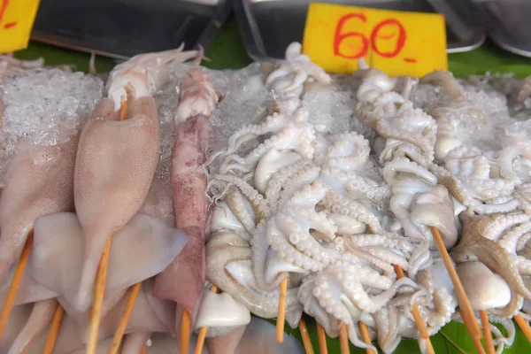 Pulpos en el mercado alimentario tailandés —  Fotos de Stock