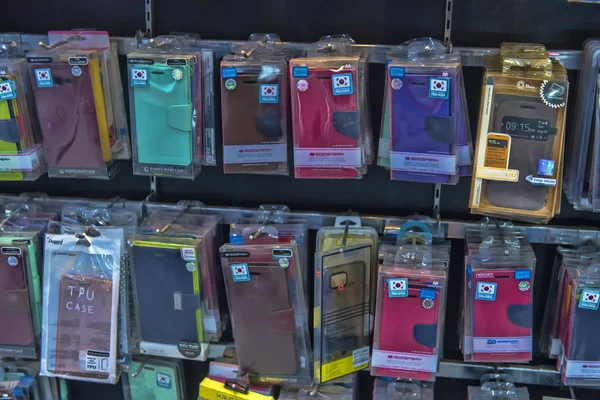 Cases voor telefoons die in de winkel te koop zijn — Stockfoto