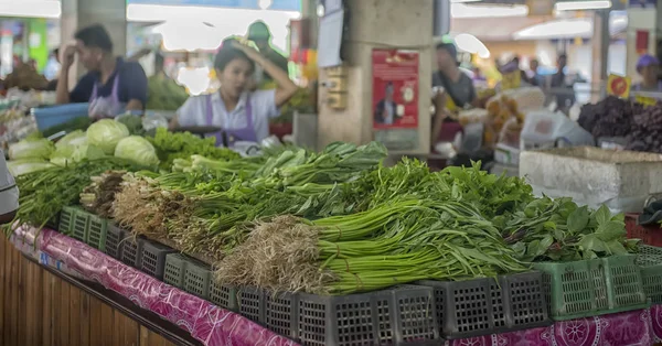 Πράσινοι και λαχανικά που πωλούνται στην αγορά — Φωτογραφία Αρχείου