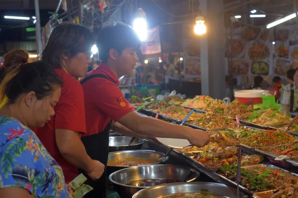 Visitantes y vendedores en el mercado tailandés de comida nocturna —  Fotos de Stock