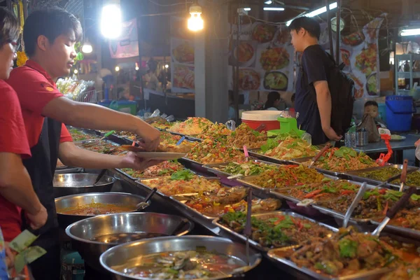 Visitantes y vendedores en el mercado tailandés de comida nocturna —  Fotos de Stock