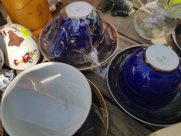 Tazas de porcelana en el mercadillo — Foto de Stock