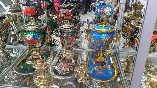 Samovar Rusia dengan dicat pada mereka dijual — Stok Foto