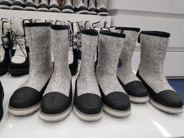 Продажа зимней обуви в магазине — стоковое фото