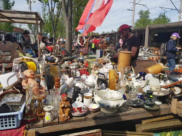 Mercado de pulgas con una variedad de productos antiguos — Foto de Stock