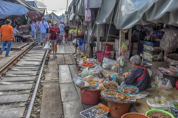 El famoso mercado ferroviario o paraguas plegable en Maeklong — Foto de Stock