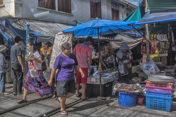 El famoso mercado ferroviario o paraguas plegable en Maeklong — Foto de Stock