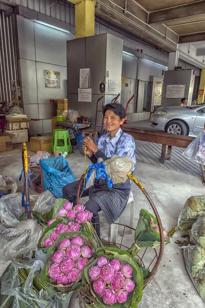 Blumenmarkt Name "pak klong talad" es gibt viele schöne und — Stockfoto