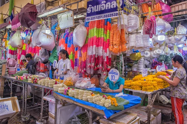 Nom du marché aux fleurs "Pak Klong Talad" Il y a beaucoup beau un — Photo