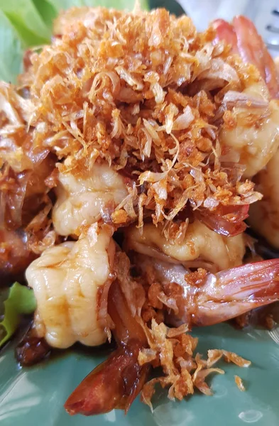 Camarones fritos con ajo en una tostada con una hoja de lechuga —  Fotos de Stock