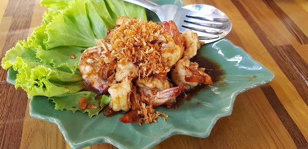 Camarones fritos con ajo en una tostada con una hoja de lechuga — Foto de Stock