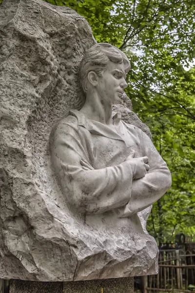 ]Monument to the Russian poet Sergei Yesenin on the Vagankovo Ce — Stock Photo, Image