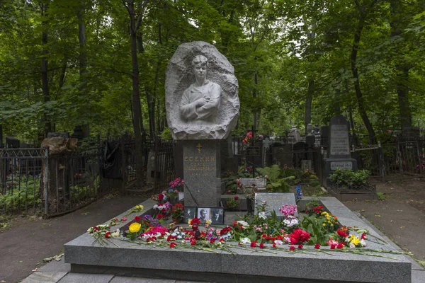 ] Monumento al poeta ruso Sergei Yesenin en el Vagankovo Ce —  Fotos de Stock