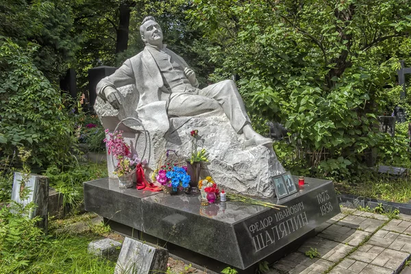 Monumento en la tumba de Fiódor Chaliapin, el cemet Novodevichy —  Fotos de Stock