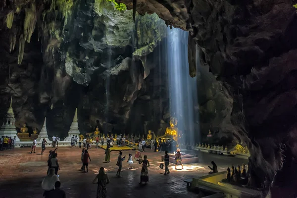Luz sobre o Buda dentro da caverna . — Fotografia de Stock