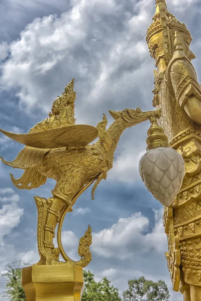 Schöne goldene Kapelle von wat paknam jolo, bangkhla, chachoengsao — Stockfoto
