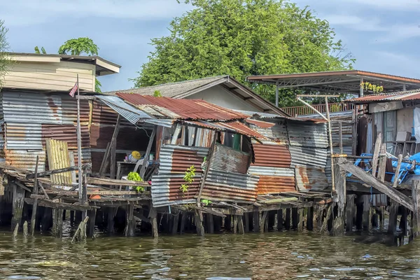 Wooden houses built in Chao Phraya river, Old wooden houses — Stock Photo, Image