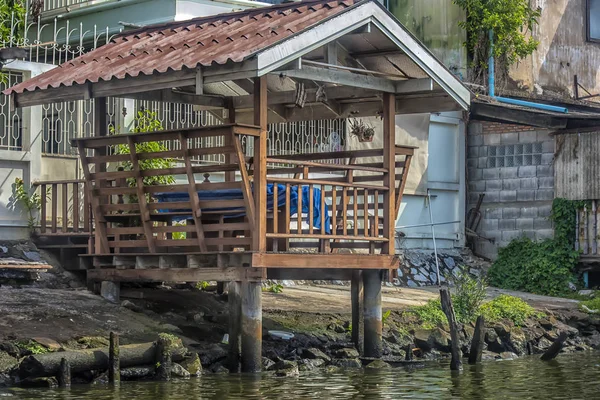 Casas de madera construidas en el río Chao Phraya, Antiguas casas de madera —  Fotos de Stock