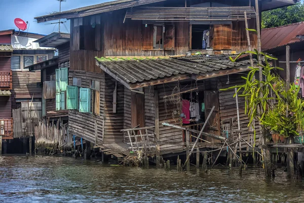 Dřevěné domy postavené na řece Chao Phraya, staré dřevěné domy — Stock fotografie