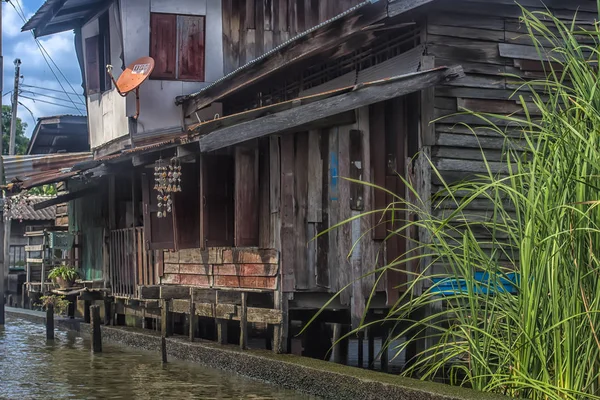 Dřevěné domy postavené na řece Chao Phraya, staré dřevěné domy — Stock fotografie